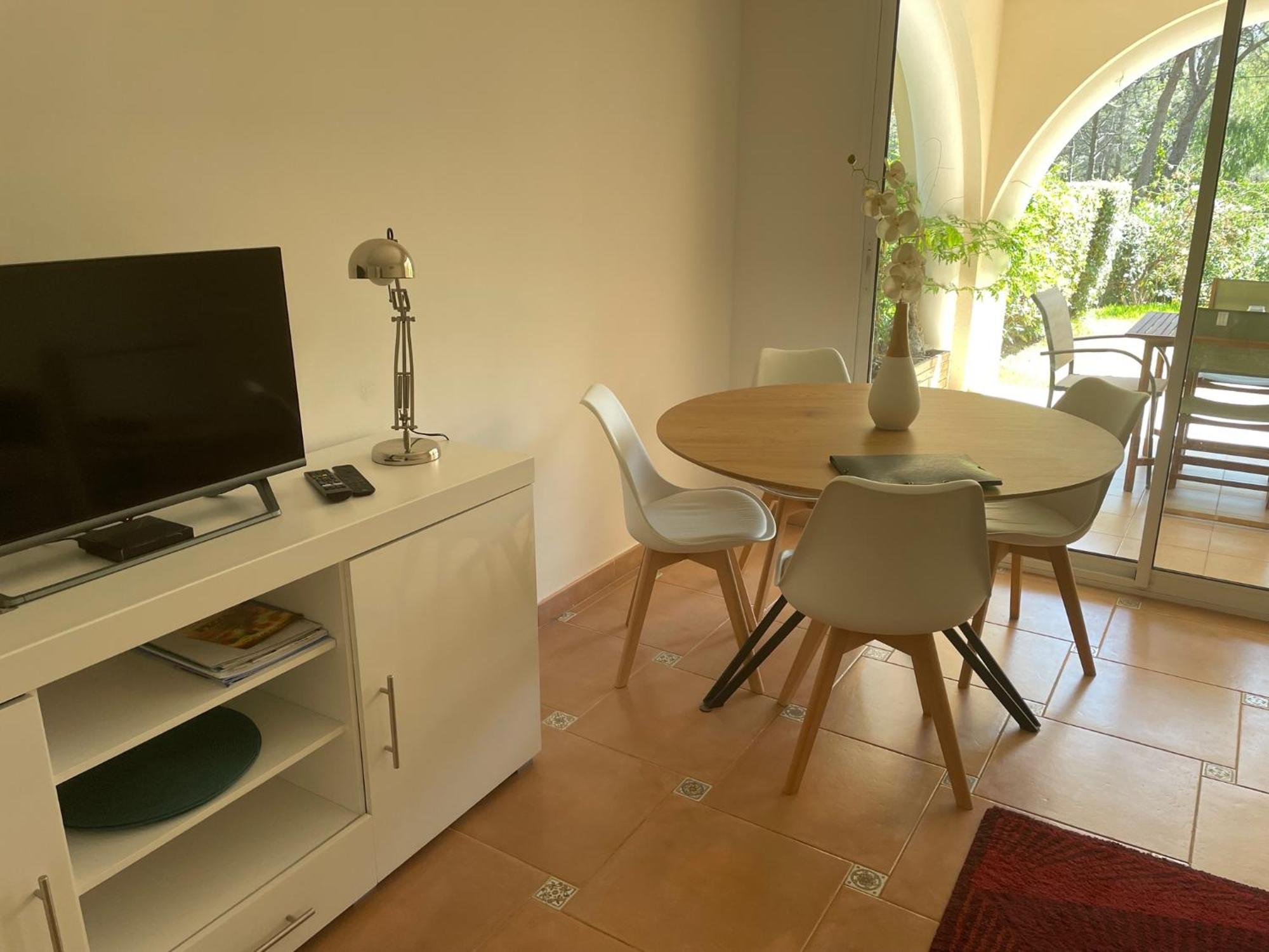 2 Pieces Saint Raphael Renove, Classe 4 Etoiles, 100 M Plages, Piscine, Tennis, Parc, Terrasse, Jardin Privatif المظهر الخارجي الصورة